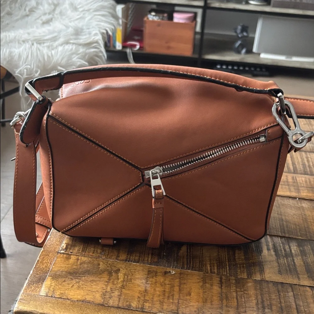 Gently used designer inspired bag - Picture 2 of 4